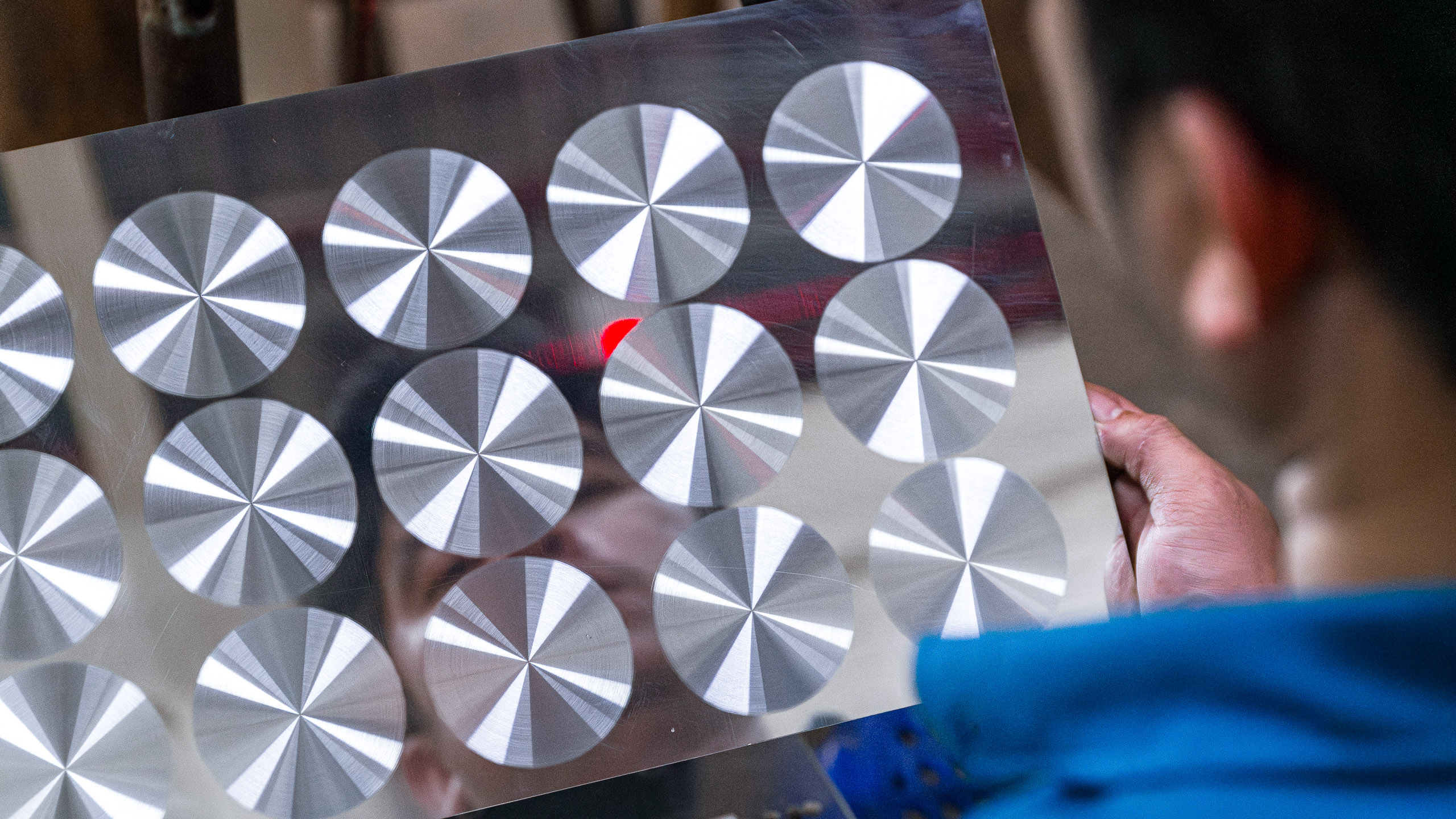 ผิวขัดลายวงกลม Circular Brushed บนป้ายอลูมิเนียม